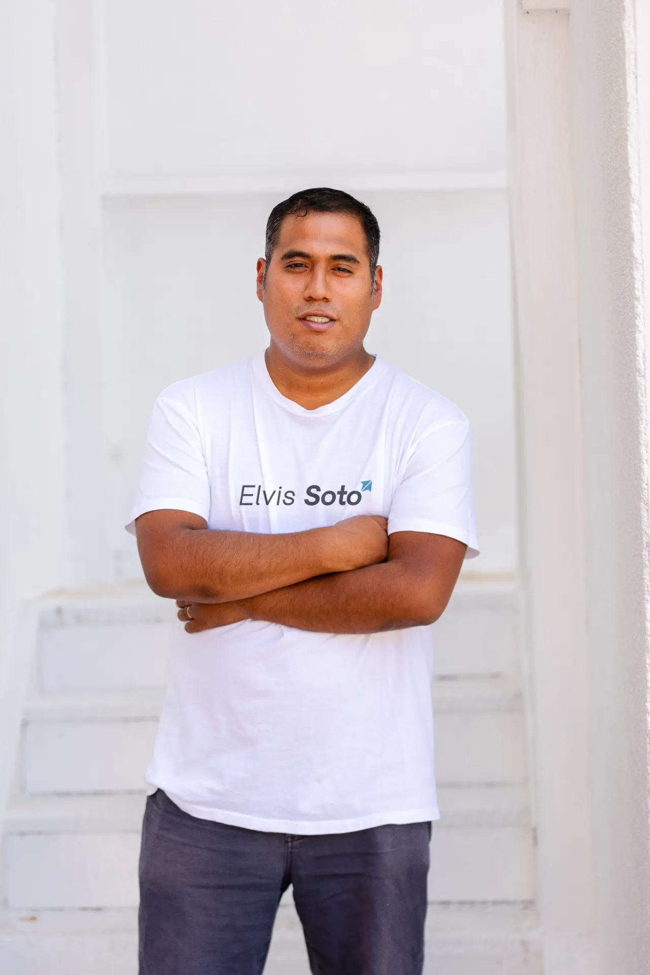 Elvis Soto, consultor SEO, con los brazos cruzados