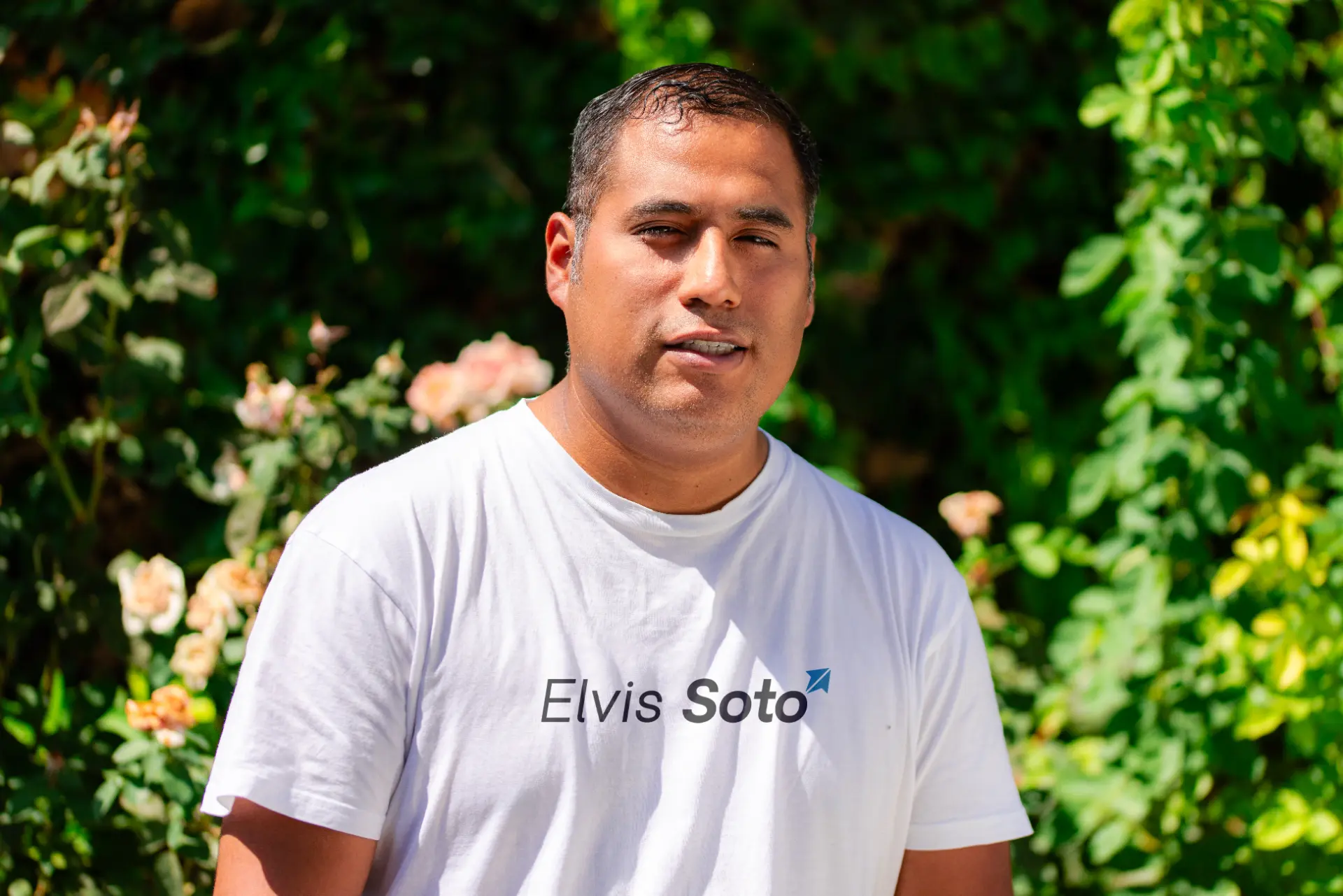 Elvis Soto, especialista en posicionamiento SEO, al aire libre