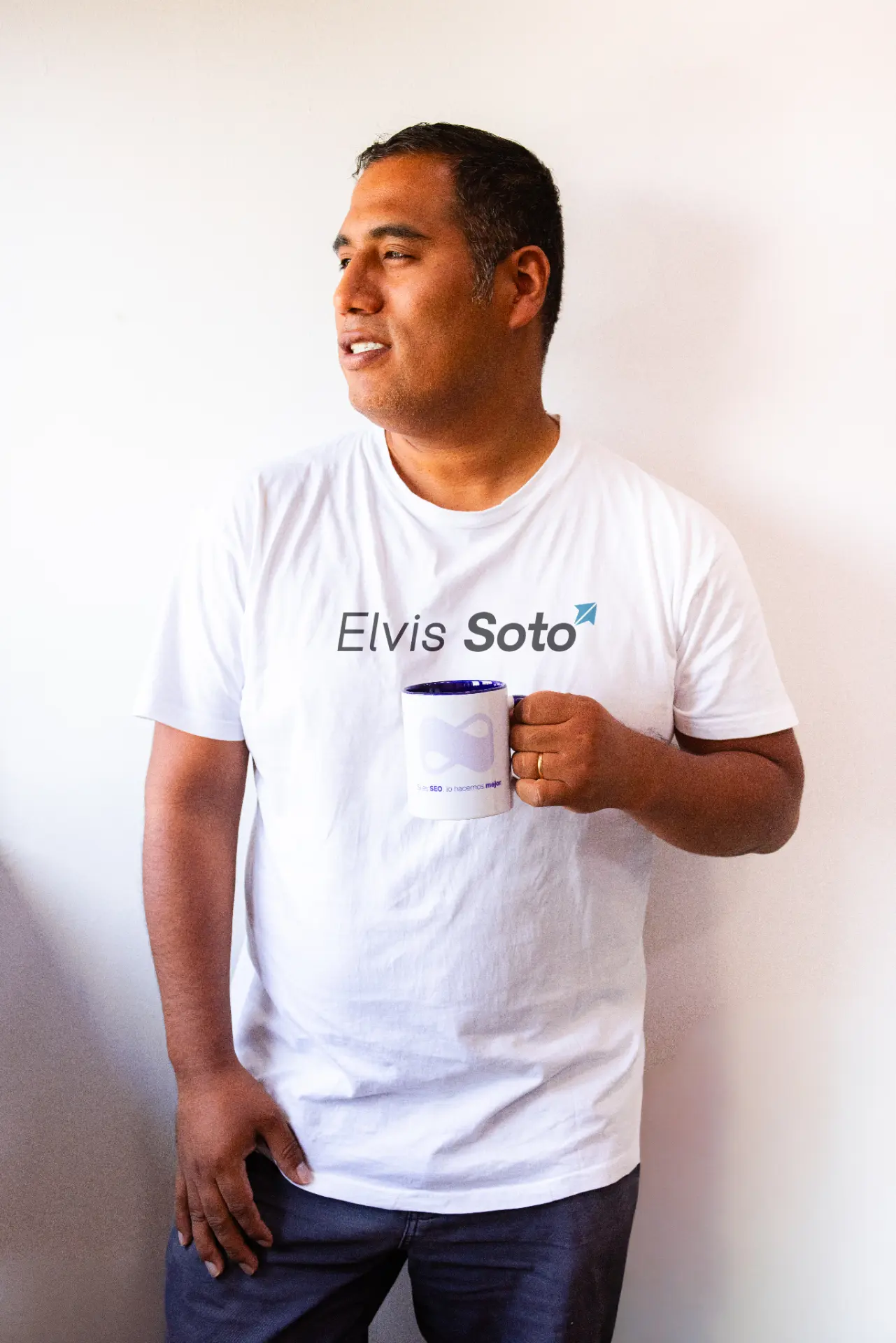 Elvis Soto, consultor SEO, con una taza de café